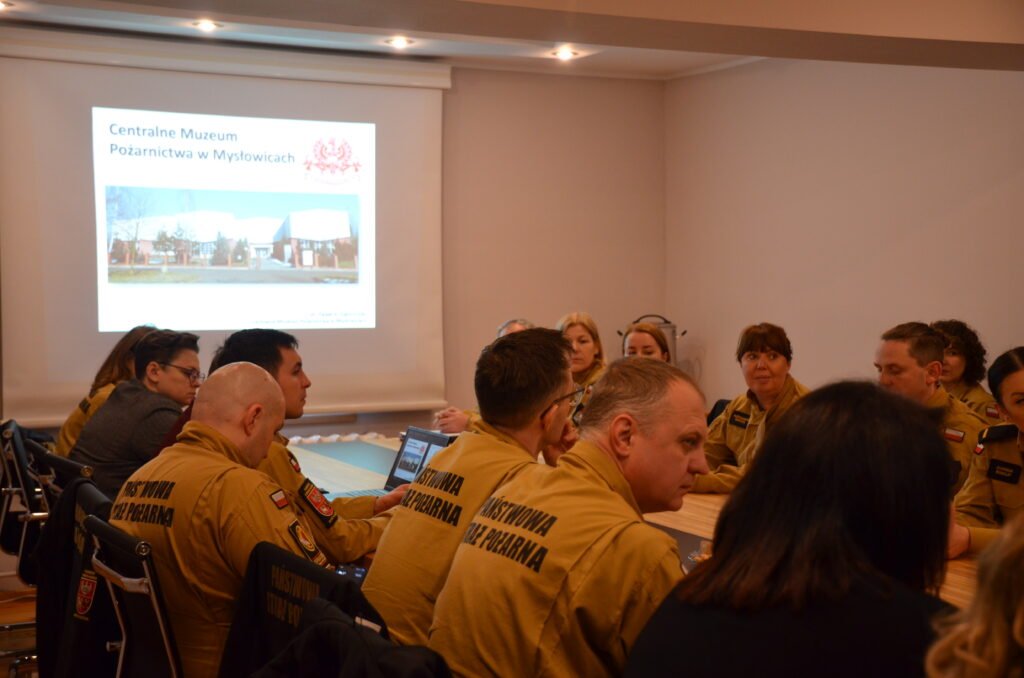 Grupa funkcjonariuszy pożarnictwa uczestnicząca w spotkaniu